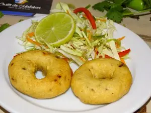 Uzhunnu vada (Blackgram Doughnut) / Donutdo Feijão-PretoSavoury doughnuts made of lentils,ginger,crushed black pepper and curryleaves. Donuts preparados com lentilhas, gengibre, pimenta preta moída efolhas de caril - 2 Units